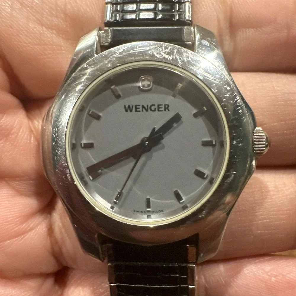 Runs Wenger Silver Tone Gray Dial Black Stretch Band Analog Watch 0922040 Unisex